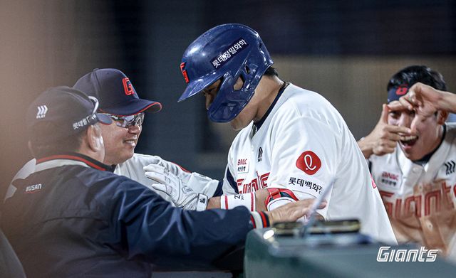 롯데 자이언츠 포수 유강남. 5월 23일 KIA 타이거즈와의 사직 홈 경기에서 시즌 3호 홈런을 기록했다. 비거리 135m짜리 장외 홈런을 쳐내면서 타격감을 한껏 끌어올렸다. 사진 롯데 자이언츠