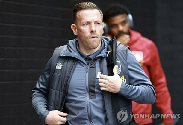 김민재가 뛰고 있는 독일 최고 명문 바이에른 뮌헨이 벨기에 출신의 세계적인 센터백으로 이름을 날렸던 뱅상 콤파니 감독을 데려오기 직전이다. 콤파니 감독은 뮌헨으로부터 첫 전화를 받은 뒤 OK 사인을 줬으며 이적시장 전문가들도 그의 뮌헨 입성을 시간문제로 보고 있다. 뮌헨과 콤파니의 현 소속팀인 번리가 위약금 협상을 하고 있다. 그런 가운데 프리미어리그에서 화이팅 넘치는 공격적인 플레이로 각광받았던 크레이그 벨라미도 수석코치로 콤파니와 호흡하며 김민재를 가르칠 것으로 보여 시선을 끈다. 연합뉴스