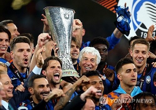 아탈란타가 23일(한국시간) 아일랜드 더블린에 있는 아비바 스타디움에서 열린 바이엘 레버쿠젠과의 2023-2024시즌 유럽축구연맹(UEFA) 유로파리그 결승전에서 아데몰라 루크먼의 해트트릭으로 3-0 완승을 거두고 우승을 차지했다.&nbsp; 아탈란타는 지난 1907년 창단 이후 116년 만에 처음으로 유럽 대항전 우승을 차지하는 역사를 세웠다. 1부리그 우승도 없고 코파 이탈리아 우승도 지난 1962-1963시즌이 마지막인 작은 구단이지만, 지난 2016년 지안피에로 가스페리니 감독이 부임한 뒤, 역사적인 커리어를 쌓았다. 아탈란타는 리버풀을 비롯해 스포르팅, 마르세유, 그리고 레버쿠젠을 무찌르며 언더독의 신화를 만들었다. 연합뉴스