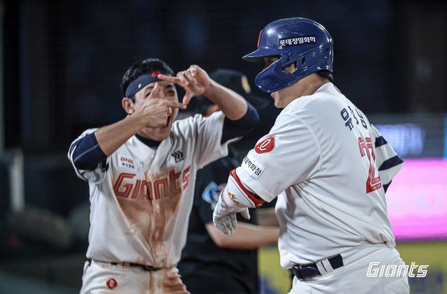 롯데 자이언츠 포수 유강남. 5월 23일 KIA 타이거즈와의 사직 홈 경기에서 시즌 3호 홈런을 기록했다. 비거리 135m짜리 장외 홈런을 쳐내면서 타격감을 한껏 끌어올렸다. 사진 롯데 자이언츠