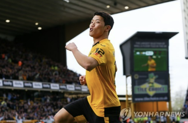  축구 통계 사이트 후스코어드닷컴은 22일 지난 시즌과 비교했을 때 이번 시즌 프리미어리그에서 가장 많이 발전한 선수 10인 중 울버햄튼 원더러스 공격수 황희찬을 뽑았다. 지난 시즌 리그에서 3골 1도움만 기록해 방출 가능성까지 거론됐던 황희찬은 이번 시즌 기량을 만개해 리그에서 12골 3도움을 올려 커리어 하이 시즌을 보내면서 프리미어리그에서 가장 많이 발전한 선수 4위에 올랐다. 올시즌 뛰어난 활약상을 펼친 황희찬은 울버햄튼과 재계약까지 맺었고 급여도 2배 이상 늘어났다. 연합뉴스