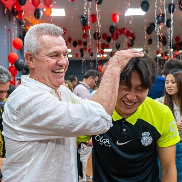 스페인 언론 마르카가 1일(한국시간) 마요르카 아기레 감독이 재계약이 미뤄지고 있으며 다른 선택지 중 하나로 대한민국 축구 국가대표팀 감독직이 거론됐다고 전했다.&nbsp;연합뉴스에 따르면, 대한축구협회는 30일 오후 수도권 모처에서 국가대표전력강화위원회(전력강화위) 회의를 열고 새 감독 후보군을 압축했다. 이달 초 정해성 전력강화위원장은 11명의 지도자(한국인 4명·외국인 7명)를 후보 선상에 올렸다고 밝힌 바 있다. 이후 정 위원장이 비대면, 대면으로 후보들과 접촉해 면담을 진행했다. 마요르카