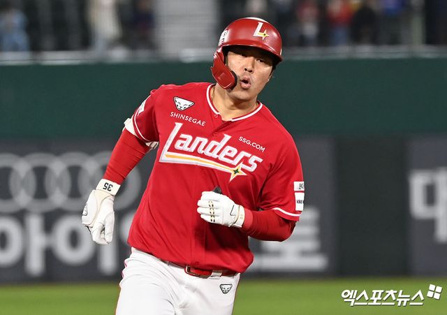 부산 동래구 사직야구장에서 열린 2024 신한 SOL Bank KBO리그 SSG 랜더스와 롯데 자이언츠의 경기, 5회초 2사 SSG 한유섬이 솔로 홈런을 날린 후 그라운드를 돌고 있다. 엑스포츠뉴스DB