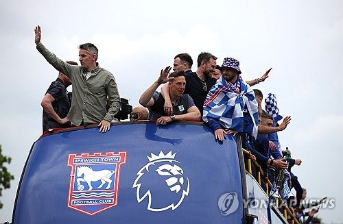 영국 스카이스포츠가 24일(한국시간) 맨체스터 유나이티드가 매케나 감독 측과 만나 대화를 나눴다고 전했다. 매케나는 이미 첼시의 강력한 차기 감독 후보로 거론되고 있다.&nbsp;맨유는 에릭 턴하흐 감독의 거취를 결정해야 매케나를 영입할 수 있다. 연합뉴스