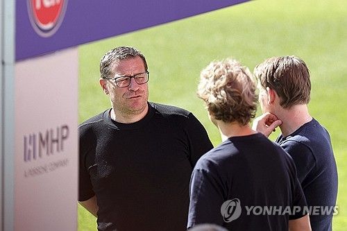 이적시장 전문 기자 파브리치오 로마노가 23일(한국시간) 자신의 사회관계망서비스(SNS) X(구 트위터)를 통해 뮌헨이 뱅상 콤파니 번리 감독을 새 감독으로 선임하는 데 근접했고 임박했다고 전했다.&nbsp;연합뉴스