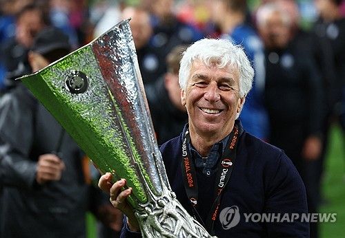 아탈란타가 23일(한국시간) 아일랜드 더블린에 있는 아비바 스타디움에서 열린 바이엘 레버쿠젠과의 2023-2024시즌 유럽축구연맹(UEFA) 유로파리그 결승전에서 아데몰라 루크먼의 해트트릭으로 3-0 완승을 거두고 우승을 차지했다.&nbsp; 아탈란타는 지난 1907년 창단 이후 116년 만에 처음으로 유럽 대항전 우승을 차지하는 역사를 세웠다. 1부리그 우승도 없고 코파 이탈리아 우승도 지난 1962-1963시즌이 마지막인 작은 구단이지만, 지난 2016년 지안피에로 가스페리니 감독이 부임한 뒤, 역사적인 커리어를 쌓았다. 아탈란타는 리버풀을 비롯해 스포르팅, 마르세유, 그리고 레버쿠젠을 무찌르며 언더독의 신화를 만들었다. 연합뉴스