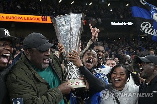 아탈란타가 23일(한국시간) 아일랜드 더블린에 있는 아비바 스타디움에서 열린 바이엘 레버쿠젠과의 2023-2024시즌 유럽축구연맹(UEFA) 유로파리그 결승전에서 아데몰라 루크먼의 해트트릭으로 3-0 완승을 거두고 우승을 차지했다.&nbsp; 아탈란타는 지난 1907년 창단 이후 116년 만에 처음으로 유럽 대항전 우승을 차지하는 역사를 세웠다. 1부리그 우승도 없고 코파 이탈리아 우승도 지난 1962-1963시즌이 마지막인 작은 구단이지만, 지난 2016년 지안피에로 가스페리니 감독이 부임한 뒤, 역사적인 커리어를 쌓았다. 아탈란타는 리버풀을 비롯해 스포르팅, 마르세유, 그리고 레버쿠젠을 무찌르며 언더독의 신화를 만들었다. 연합뉴스