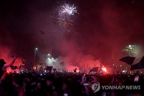 아탈란타가 23일(한국시간) 아일랜드 더블린에 있는 아비바 스타디움에서 열린 바이엘 레버쿠젠과의 2023-2024시즌 유럽축구연맹(UEFA) 유로파리그 결승전에서 아데몰라 루크먼의 해트트릭으로 3-0 완승을 거두고 우승을 차지했다.&nbsp; 아탈란타는 지난 1907년 창단 이후 116년 만에 처음으로 유럽 대항전 우승을 차지하는 역사를 세웠다. 1부리그 우승도 없고 코파 이탈리아 우승도 지난 1962-1963시즌이 마지막인 작은 구단이지만, 지난 2016년 지안피에로 가스페리니 감독이 부임한 뒤, 역사적인 커리어를 쌓았다. 아탈란타는 리버풀을 비롯해 스포르팅, 마르세유, 그리고 레버쿠젠을 무찌르며 언더독의 신화를 만들었다. 연합뉴스