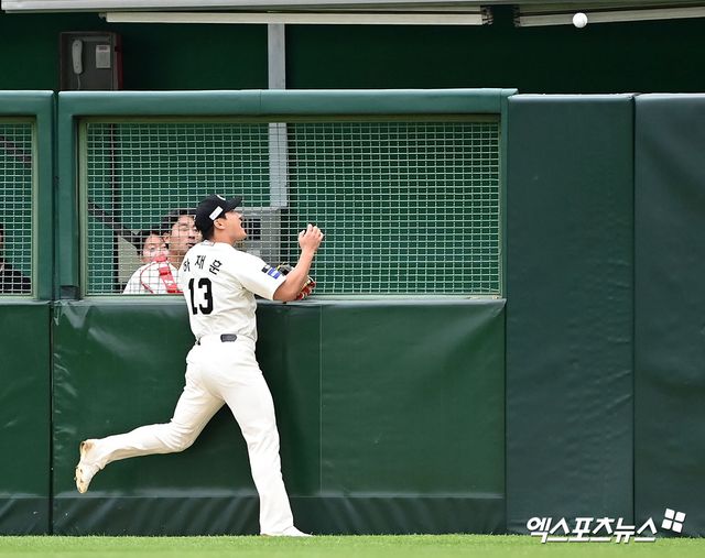 인천SSG랜더스필드에서 열린 2024 신한 SOL Bank KBO리그 LG 트윈스와 SSG 랜더스의 더블헤더 1차전 경기, 7회초 2사 만루 SSG 하재훈이 LG 김범석의 홈런 타구를 바라보고 있다. 엑스포츠뉴스DB