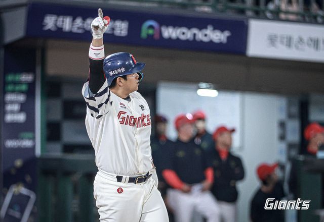 롯데 자이언츠 포수 유강남. 5월 23일 KIA 타이거즈와의 사직 홈 경기에서 시즌 3호 홈런을 기록했다. 비거리 135m짜리 장외 홈런을 쳐내면서 타격감을 한껏 끌어올렸다. 사진 롯데 자이언츠