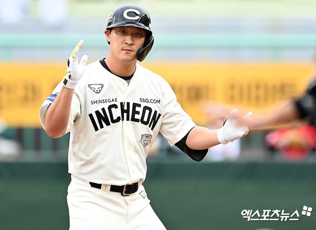 인천SSG랜더스필드에서 열린 2024 신한 SOL Bank KBO리그 LG 트윈스와 SSG 랜더스의 더블헤더 1차전 경기, 1회말 2사 1,2루 SSG 하재훈이 2타점 2루타를 날린 후 박수를 치고 있다. 엑스포츠뉴스DB