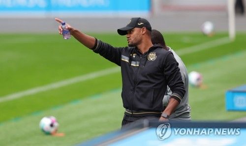 뱅상 콤파니가 바이에른 뮌헨을 이끌기 위해 번리측 설득에 나섰다. 번리도 한 발 물러나 뮌헨과 보상금 문제에 대해 합의 진행 중이다. 24일 유럽 축구 전문기자 파브리치오 로마노에 따르면 콤파니는 뮌헨에 정말로 합류하고 싶어하며 번리에게 뮌헨과 합의 사실을 알렸다. 또한 보상금에 대한 협상 등 합의에 도달하기 위한 모든 절차가 두 구단 간에 진행 중이다. 뮌헨과 번리의 대화가 전보다 긍정적인 방향으로 흘러가고 있는 상황이다. 연합뉴스