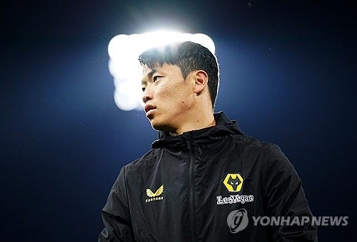  축구 통계 사이트 후스코어드닷컴은 22일 지난 시즌과 비교했을 때 이번 시즌 프리미어리그에서 가장 많이 발전한 선수 10인 중 울버햄튼 원더러스 공격수 황희찬을 뽑았다. 지난 시즌 리그에서 3골 1도움만 기록해 방출 가능성까지 거론됐던 황희찬은 이번 시즌 기량을 만개해 리그에서 12골 3도움을 올려 커리어 하이 시즌을 보내면서 프리미어리그에서 가장 많이 발전한 선수 4위에 올랐다. 올시즌 뛰어난 활약상을 펼친 황희찬은 울버햄튼과 재계약까지 맺었고 급여도 2배 이상 늘어났다. 연합뉴스
