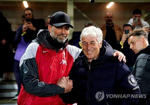 아탈란타가 23일(한국시간) 아일랜드 더블린에 있는 아비바 스타디움에서 열린 바이엘 레버쿠젠과의 2023-2024시즌 유럽축구연맹(UEFA) 유로파리그 결승전에서 아데몰라 루크먼의 해트트릭으로 3-0 완승을 거두고 우승을 차지했다.&nbsp; 아탈란타는 지난 1907년 창단 이후 116년 만에 처음으로 유럽 대항전 우승을 차지하는 역사를 세웠다. 1부리그 우승도 없고 코파 이탈리아 우승도 지난 1962-1963시즌이 마지막인 작은 구단이지만, 지난 2016년 지안피에로 가스페리니 감독이 부임한 뒤, 역사적인 커리어를 쌓았다. 아탈란타는 리버풀을 비롯해 스포르팅, 마르세유, 그리고 레버쿠젠을 무찌르며 언더독의 신화를 만들었다. 연합뉴스