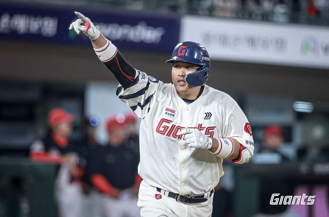 롯데 자이언츠 포수 유강남. 5월 23일 KIA 타이거즈와의 사직 홈 경기에서 시즌 3호 홈런을 기록했다. 비거리 135m가 측정된 가운데 사직야구장 개장 이후 통산 10번째 장외 홈런을 쳐낸 주인공이 됐다. 사진 롯데 자이언츠