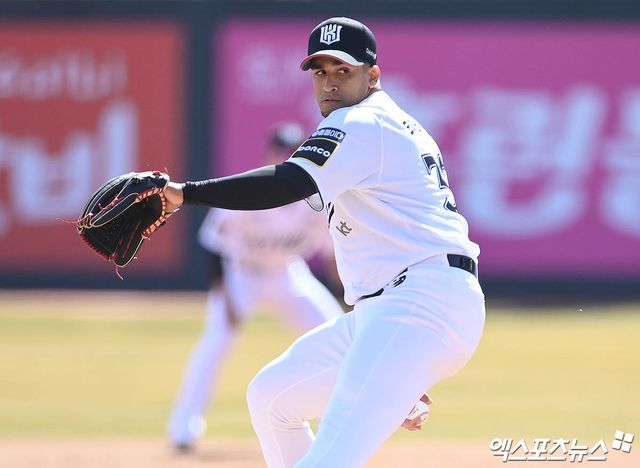 KT 위즈 선발투수 윌리엄 쿠에바스가 경기에 등판해 투구하고 있다. 엑스포츠뉴스 DB