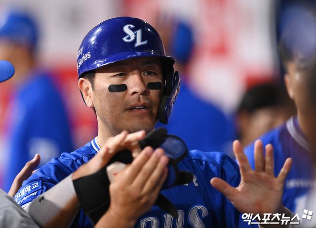 삼성 라이온즈 강민호가 경기 중 득점 후 동료들의 축하를 받고 있다. 엑스포츠뉴스 DB