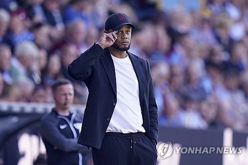 뱅상 콤파니가 바이에른 뮌헨을 이끌기 위해 번리측 설득에 나섰다. 번리도 한 발 물러나 뮌헨과 보상금 문제에 대해 합의 진행 중이다. 24일 유럽 축구 전문기자 파브리치오 로마노에 따르면 콤파니는 뮌헨에 정말로 합류하고 싶어하며 번리에게 뮌헨과 합의 사실을 알렸다. 또한 보상금에 대한 협상 등 합의에 도달하기 위한 모든 절차가 두 구단 간에 진행 중이다. 뮌헨과 번리의 대화가 전보다 긍정적인 방향으로 흘러가고 있는 상황이다. 연합뉴스