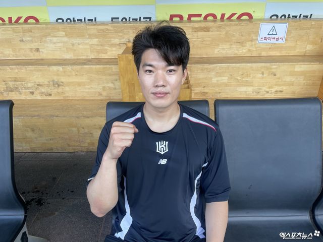 KT 위즈 구원투수 이상동이 대구 삼성라이온즈파크에서 삼성 라이온즈와의 원정경기를 앞두고 인터뷰를 마친 뒤 기념촬영하고 있다. 대구, 최원영 기자