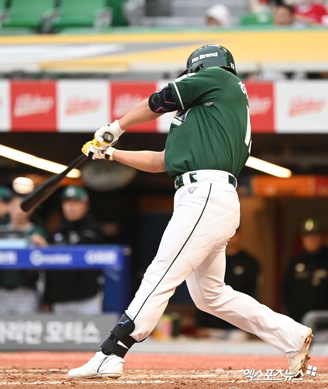 인천SSG랜더스필드에서 열린 2024 신한 SOL Bank KBO리그 LG 트윈스와 SSG 랜더스의 더블헤더 2차전 경기, 3회말 1사 3루 SSG 하재훈이 1타점 적시타를 날리고 있다. 엑스포츠뉴스DB