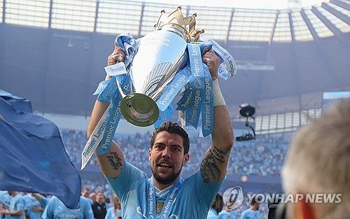 잉글리시 프리미어리그는 22일 공식 홈페이지를 통해 이번 시즌에 특정 경기에서 맹활약해 리그 순위 경쟁 판도나 경기 결과에 큰 영향을 준 선수에게 주어지는 게임 체인저 상 투표를 진행했다. 총 6명이 후보에 올랐으며 토트넘 홋스퍼 원정에서 환상적인 선방쇼를 보여줬던 맨체스터 골키퍼 슈테판 오르테가 골키퍼도 후보에 포함됐다. 당시 에데르송의 부상으로 인해 교체로 들어온 오르테가는 후반 막판 손흥민과의 일대일 상황을 막아내면서 맨시티의 프리미어리그 4연패에 있어 중요한 역할을 했다. 연합뉴스