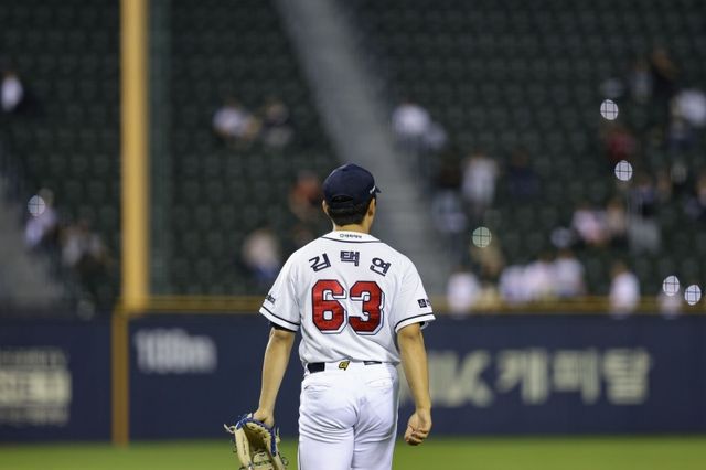 22일 서울 잠실구장에서 열린 2024 신한 SOL Bank KBO리그 SSG 랜더스와 두산 베어스의 경기, 두산이 3-1 승리를 거두고 3연승을 달성했다. 전날 데뷔 첫 세이브를 작성했던 김택연은 이날 1⅔이닝 무실점으로 구원승을 올렸다. 두산 베어스