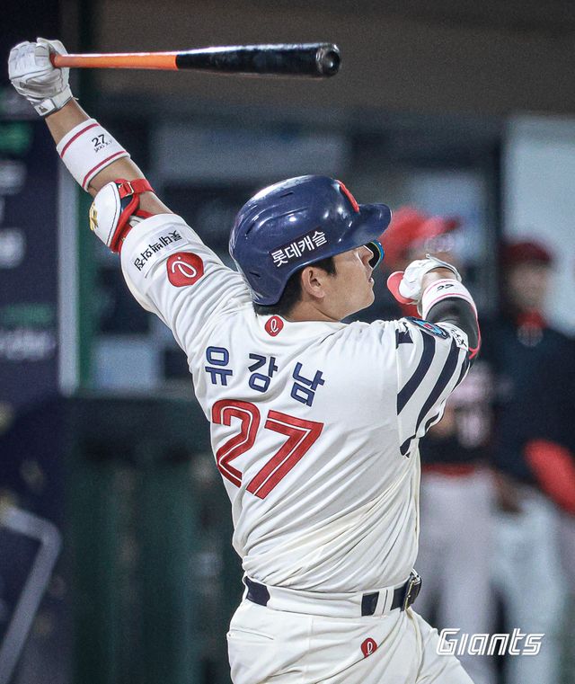 롯데 자이언츠 포수 유강남. 5월 23일 KIA 타이거즈와의 사직 홈 경기에서 시즌 3호 홈런을 기록했다. 비거리 135m가 측정된 가운데 사직야구장 개장 이후 통산 10번째 장외 홈런을 쳐낸 주인공이 됐다. 사진 롯데 자이언츠