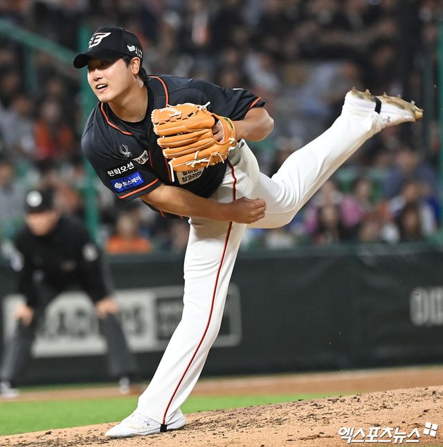 24일 오후 인천SSG랜더스필드에서 열린 2024 신한 SOL Bank KBO리그 한화 이글스와 SSG 랜더스의 경기, 5회말 한화 김규연이 공을 힘차게 던지고 있다. 인천, 김한준 기자