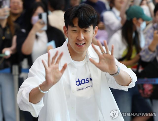 손흥민이 소속팀 토트넘의 2023-2024시즌을 마치고 24일 인천국제공항을 통해 귀국했다. 손흥민은 이번 시즌 17골 10도움을 기록, 개인 통산 3번째로 10-10 클럽 달성을 이뤘다. 32년을 맞은 프리미어리그에서도 손흥민까지 단 6명만 보유한 기록이어서 뜻 깊다. 손흥민은 공식전을 모두 마친 뒤엔 토트넘 선수들과 호주 멜버른에서 친선 경기를 하고 귀국했다. 연합뉴스