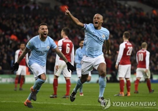 뱅상 콤파니가 바이에른 뮌헨을 이끌기 위해 번리측 설득에 나섰다. 번리도 한 발 물러나 뮌헨과 보상금 문제에 대해 합의 진행 중이다. 24일 유럽 축구 전문기자 파브리치오 로마노에 따르면 콤파니는 뮌헨에 정말로 합류하고 싶어하며 번리에게 뮌헨과 합의 사실을 알렸다. 또한 보상금에 대한 협상 등 합의에 도달하기 위한 모든 절차가 두 구단 간에 진행 중이다. 뮌헨과 번리의 대화가 전보다 긍정적인 방향으로 흘러가고 있는 상황이다. 연합뉴스