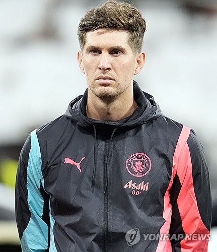 영국 매체 풋볼 인사이더가 지난 24일(한국시간) 콤파니 체제가 임박한 뮌헨의 첫 영입 후보가 맨체스터 시티에서 경쟁에 밀린 존 스톤스가 될 거라고 전했다.&nbsp; 올 시즌 출전 시간이 줄어든 스톤스는 불만을 드러냈고 뱅상 콤파니가 부임하는 뮌헨의 첫 영입 후보로 올랐다. 연합뉴스