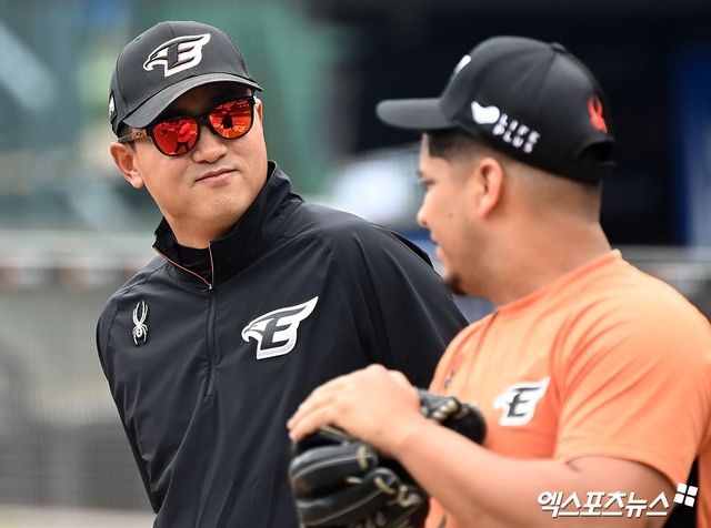 대전 한화생명이글스파크에서 열리는 2024 신한 SOL Bank KBO리그 SSG 랜더스와 한화 이글스의 경기, 한화 최원호 감독이 산체스를 바라보고 있다. 엑스포츠뉴스DB