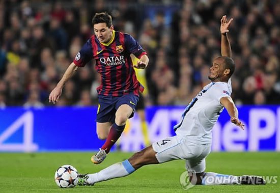 뱅상 콤파니가 바이에른 뮌헨을 이끌기 위해 번리측 설득에 나섰다. 번리도 한 발 물러나 뮌헨과 보상금 문제에 대해 합의 진행 중이다. 24일 유럽 축구 전문기자 파브리치오 로마노에 따르면 콤파니는 뮌헨에 정말로 합류하고 싶어하며 번리에게 뮌헨과 합의 사실을 알렸다. 또한 보상금에 대한 협상 등 합의에 도달하기 위한 모든 절차가 두 구단 간에 진행 중이다. 뮌헨과 번리의 대화가 전보다 긍정적인 방향으로 흘러가고 있는 상황이다. 연합뉴스