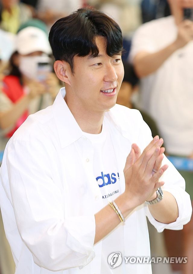 손흥민이 소속팀 토트넘의 2023-2024시즌을 마치고 24일 인천국제공항을 통해 귀국했다. 손흥민은 이번 시즌 17골 10도움을 기록, 개인 통산 3번째로 10-10 클럽 달성을 이뤘다. 32년을 맞은 프리미어리그에서도 손흥민까지 단 6명만 보유한 기록이어서 뜻 깊다. 손흥민은 공식전을 모두 마친 뒤엔 토트넘 선수들과 호주 멜버른에서 친선 경기를 하고 귀국했다. 연합뉴스