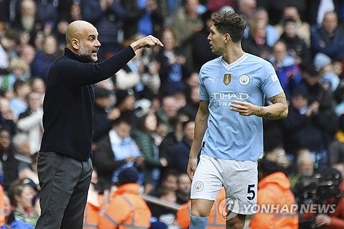 영국 매체 풋볼 인사이더가 지난 24일(한국시간) 콤파니 체제가 임박한 뮌헨의 첫 영입 후보가 맨체스터 시티에서 경쟁에 밀린 존 스톤스가 될 거라고 전했다.&nbsp; 올 시즌 출전 시간이 줄어든 스톤스는 불만을 드러냈고 뱅상 콤파니가 부임하는 뮌헨의 첫 영입 후보로 올랐다. 연합뉴스