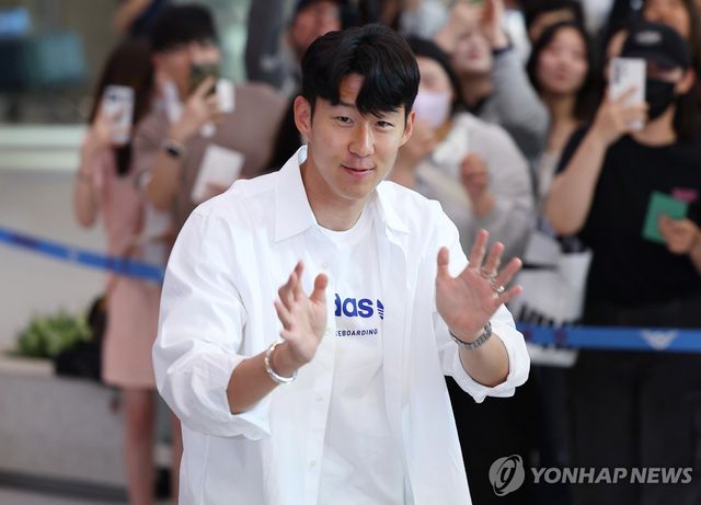 손흥민이 소속팀 토트넘의 2023-2024시즌을 마치고 24일 인천국제공항을 통해 귀국했다. 손흥민은 이번 시즌 17골 10도움을 기록, 개인 통산 3번째로 10-10 클럽 달성을 이뤘다. 32년을 맞은 프리미어리그에서도 손흥민까지 단 6명만 보유한 기록이어서 뜻 깊다. 손흥민은 공식전을 모두 마친 뒤엔 토트넘 선수들과 호주 멜버른에서 친선 경기를 하고 귀국했다. 연합뉴스