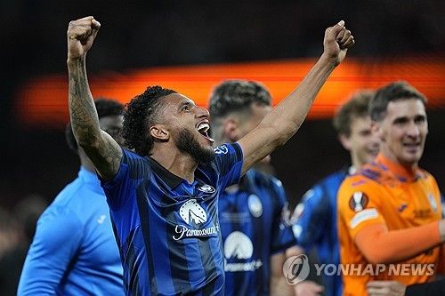 영국 매체 미러가 25일(한국시간) 아탈란타의 유럽축구연맹(UEFA) 유로파리그 우승 주역 중 한 명인 수비형 미드필더 에데르송에게 여러 빅클럽들이 관심을 보이고 있다고 전했다.&nbsp;토트넘도 피에르-에밀 호이비에르의 대체자로 스카우트를 진행 중인 것으로 전해졌다. 연합뉴스