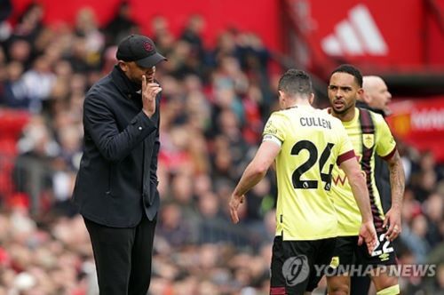 뱅상 콤파니가 바이에른 뮌헨을 이끌기 위해 번리측 설득에 나섰다. 번리도 한 발 물러나 뮌헨과 보상금 문제에 대해 합의 진행 중이다. 24일 유럽 축구 전문기자 파브리치오 로마노에 따르면 콤파니는 뮌헨에 정말로 합류하고 싶어하며 번리에게 뮌헨과 합의 사실을 알렸다. 또한 보상금에 대한 협상 등 합의에 도달하기 위한 모든 절차가 두 구단 간에 진행 중이다. 뮌헨과 번리의 대화가 전보다 긍정적인 방향으로 흘러가고 있는 상황이다. 연합뉴스