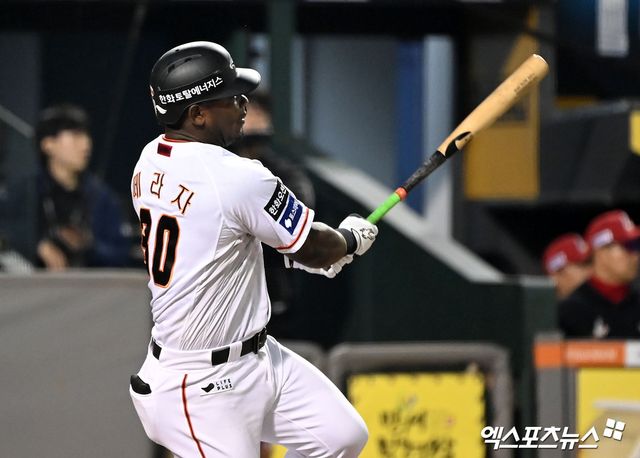 30일 오후 대전 한화생명이글스파크에서 열린 2024 신한 SOL Bank KBO리그 SSG 랜더스와 한화 이글스의 경기, 7회말 1사 1,2루 한화 페라자가 1타점 적시 2루타를 날리고 있다. 엑스포츠뉴스DB