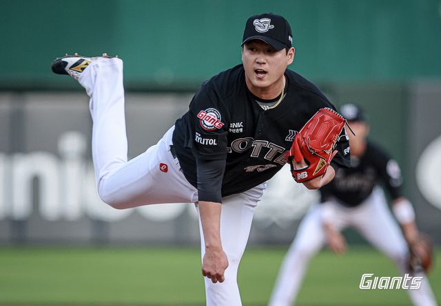 롯데 자이언츠 우완 나균안. 5월 24일 사직 삼성 라이온즈전에 선발등판, 4이닝 5실점 난조 속에 패전의 멍에를 썼다. 사진 롯데 자이언츠