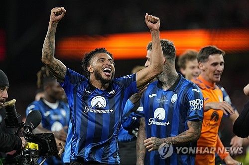 영국 매체 미러가 25일(한국시간) 아탈란타의 유럽축구연맹(UEFA) 유로파리그 우승 주역 중 한 명인 수비형 미드필더 에데르송에게 여러 빅클럽들이 관심을 보이고 있다고 전했다.&nbsp;토트넘도 피에르-에밀 호이비에르의 대체자로 스카우트를 진행 중인 것으로 전해졌다. 연합뉴스
