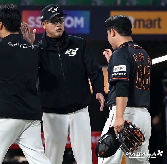 24일 오후 인천SSG랜더스필드에서 열린 2024 신한 SOL Bank KBO리그 한화 이글스와 SSG 랜더스의 경기, 한화가 김태연 노시환 채은성의 홈런에 힘입어 SSG에 7-5로 승리했다. 이날 경기에서 승리한 최원호 감독이 주현상과 하이파이브를 하고 있다. 인천, 김한준 기자