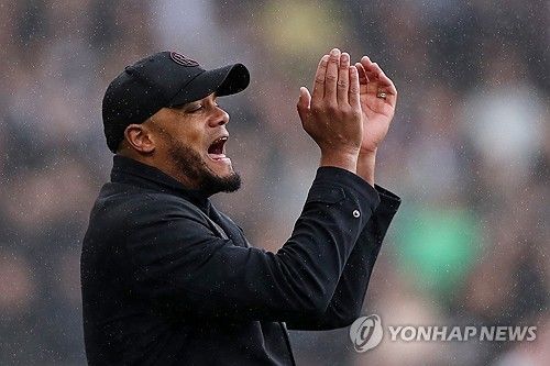 뱅상 콤파니가 바이에른 뮌헨을 이끌기 위해 번리측 설득에 나섰다. 번리도 한 발 물러나 뮌헨과 보상금 문제에 대해 합의 진행 중이다. 24일 유럽 축구 전문기자 파브리치오 로마노에 따르면 콤파니는 뮌헨에 정말로 합류하고 싶어하며 번리에게 뮌헨과 합의 사실을 알렸다. 또한 보상금에 대한 협상 등 합의에 도달하기 위한 모든 절차가 두 구단 간에 진행 중이다. 뮌헨과 번리의 대화가 전보다 긍정적인 방향으로 흘러가고 있는 상황이다. 연합뉴스