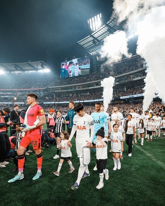 손흥민이 소속팀 토트넘의 2023-2024시즌을 마치고 24일 인천국제공항을 통해 귀국했다. 손흥민은 이번 시즌 17골 10도움을 기록, 개인 통산 3번째로 10-10 클럽 달성을 이뤘다. 32년을 맞은 프리미어리그에서도 손흥민까지 단 6명만 보유한 기록이어서 뜻 깊다. 손흥민은 공식전을 모두 마친 뒤엔 토트넘 선수들과 호주 멜버른에서 친선 경기를 하고 귀국했다. 연합뉴스