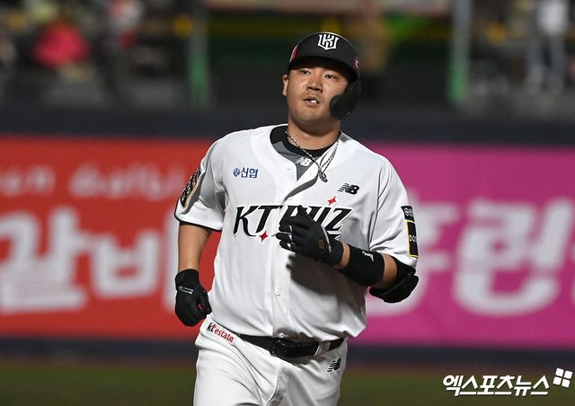 KT 위즈 포수 장성우가 경기 중 홈런을 친 뒤 베이스를 돌고 있다. 엑스포츠뉴스 DB