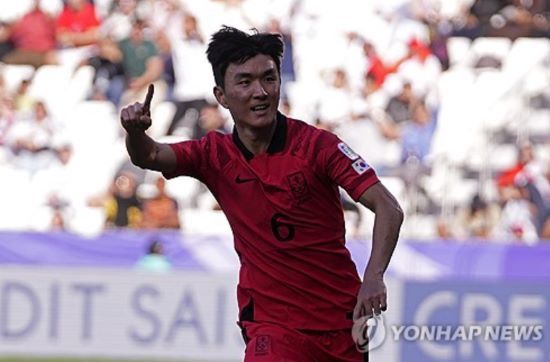 황인범을 향한 유럽 빅리그 구단들의 관심이 뜨겁다. 세르비아 언론 '텔레그래프'는 프랑스 상위권 구단인 AS모나코와 니스가 황인범 영입에 나섰다고 밝혔다. 황인범은 이번 시즌 세르비아를 넘어 동유럽 최고 명문 구단 중 하나인 츠르베나 즈베즈다(레드스타 베오그라드)와 계약한 뒤 정규리그에서 6골 6도움을 기록했다. 유럽축구연맹(UEFA) 챔피언스리그에서도 모습을 드러냈다. 연합뉴스