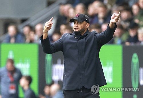 뱅상 콤파니가 바이에른 뮌헨을 이끌기 위해 번리측 설득에 나섰다. 번리도 한 발 물러나 뮌헨과 보상금 문제에 대해 합의 진행 중이다. 24일 유럽 축구 전문기자 파브리치오 로마노에 따르면 콤파니는 뮌헨에 정말로 합류하고 싶어하며 번리에게 뮌헨과 합의 사실을 알렸다. 또한 보상금에 대한 협상 등 합의에 도달하기 위한 모든 절차가 두 구단 간에 진행 중이다. 뮌헨과 번리의 대화가 전보다 긍정적인 방향으로 흘러가고 있는 상황이다. 연합뉴스