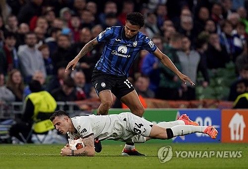 영국 매체 미러가 25일(한국시간) 아탈란타의 유럽축구연맹(UEFA) 유로파리그 우승 주역 중 한 명인 수비형 미드필더 에데르송에게 여러 빅클럽들이 관심을 보이고 있다고 전했다.&nbsp;토트넘도 피에르-에밀 호이비에르의 대체자로 스카우트를 진행 중인 것으로 전해졌다. 연합뉴스