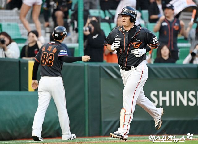 24일 오후 인천SSG랜더스필드에서 열린 2024 신한 SOL Bank KBO리그 한화 이글스와 SSG 랜더스의 경기, 3회초 한화 노시환이 솔로 홈런을 날린 후 그라운드를 돌고 있다. 인천, 김한준 기자