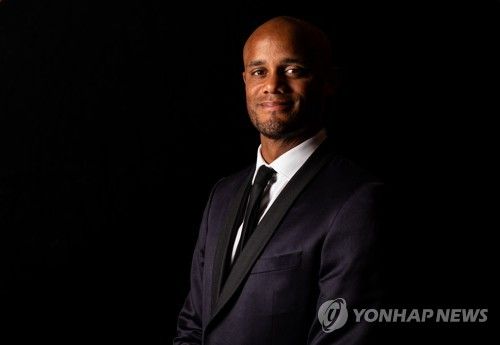 뱅상 콤파니가 바이에른 뮌헨을 이끌기 위해 번리측 설득에 나섰다. 번리도 한 발 물러나 뮌헨과 보상금 문제에 대해 합의 진행 중이다. 24일 유럽 축구 전문기자 파브리치오 로마노에 따르면 콤파니는 뮌헨에 정말로 합류하고 싶어하며 번리에게 뮌헨과 합의 사실을 알렸다. 또한 보상금에 대한 협상 등 합의에 도달하기 위한 모든 절차가 두 구단 간에 진행 중이다. 뮌헨과 번리의 대화가 전보다 긍정적인 방향으로 흘러가고 있는 상황이다. 연합뉴스